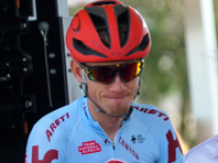 Российский велогонщик Закарин сломал ребро в завале на "Тур де Франс"