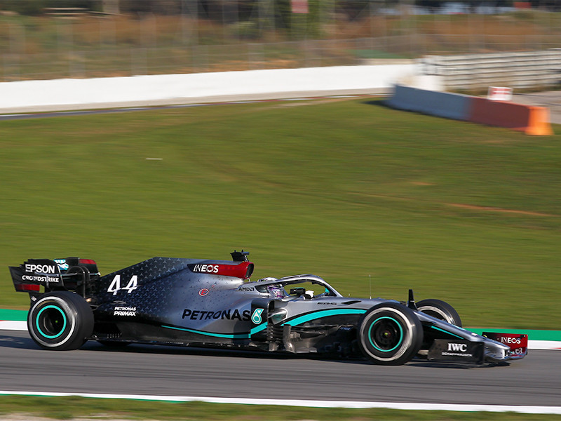 Пилот "Мерседеса" Льюис Хэмилтон оказался лучшим в квалификации Гран-при Бахрейна
