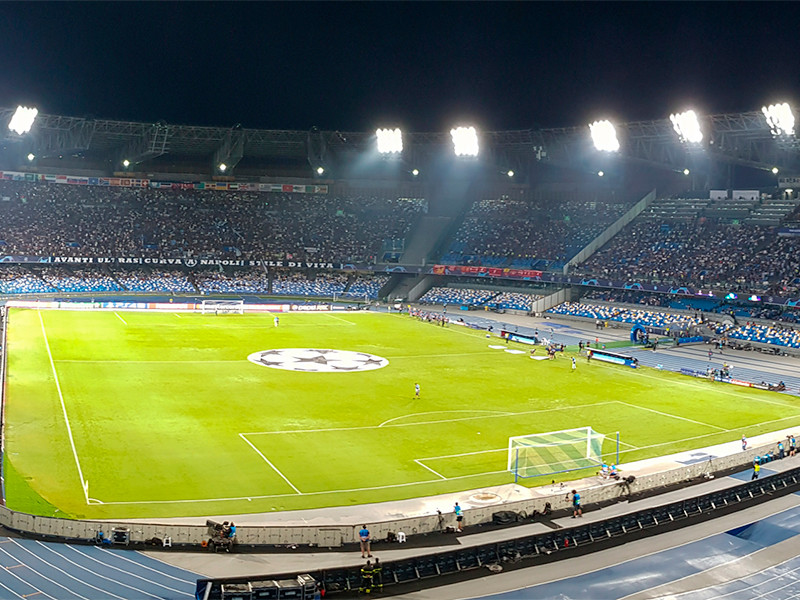 Городской совет итальянского Неаполя официально назвал домашний стадион футбольного клуба "Наполи" в честь аргентинского футболиста Диего Марадоны
