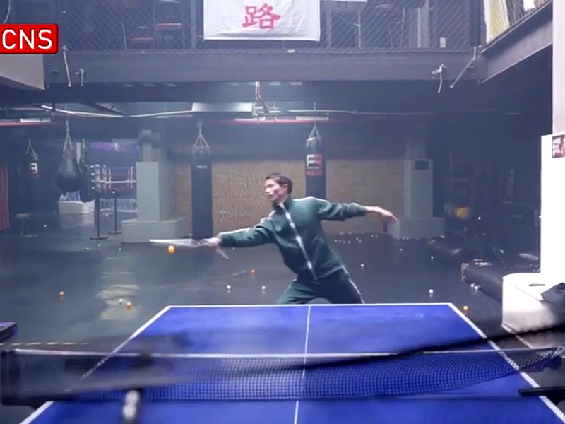 Полицейский из Китая установил рекорд, отбив нунчаками шарики для пинг-понга
