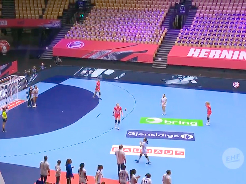 В датском Хернинге гандболистки сборной России в основном раунде чемпионата Европы сыграли вничью с командой Франции со счетом 28:28
