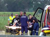 Десять ведущих австралийских велосипедистов были доставлены в больницу с травмами различной степени тяжести после столкновения с полицейским мотоциклом во время гонки