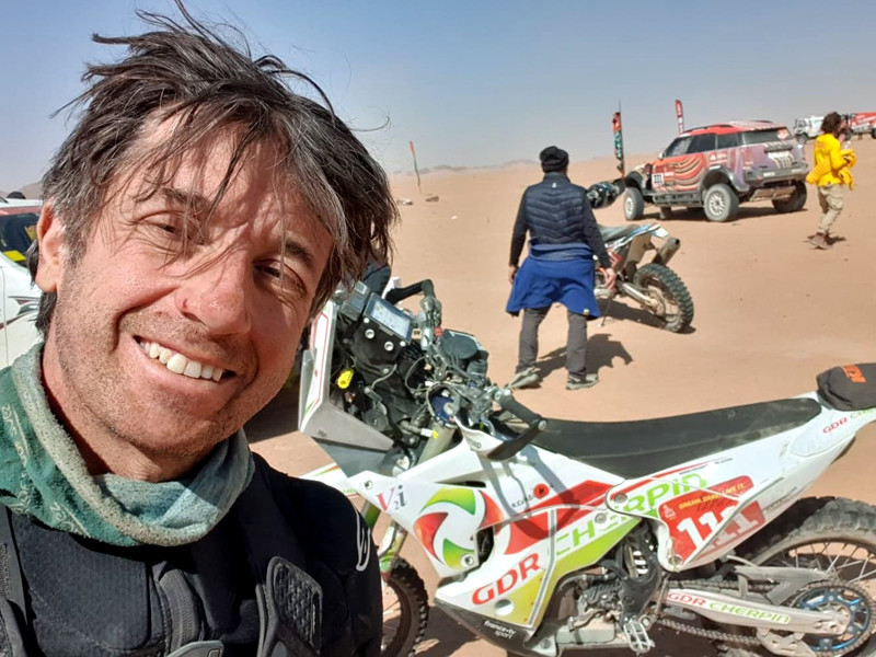 Французский мотогонщик Пьер Шерпен из команды Heros des Belles-Motos скончался от последствий травм, полученных 10 января на седьмом этапе ралли-марафона "Дакар" в Саудовской Аравии