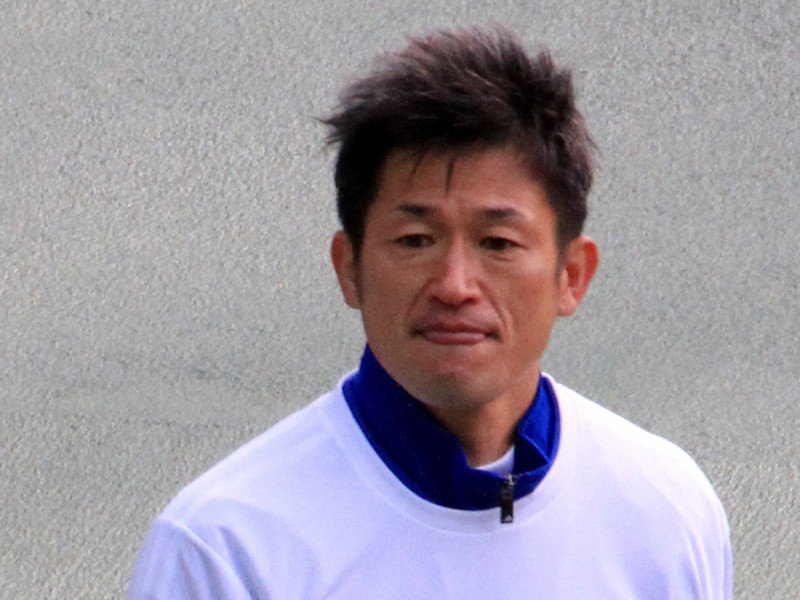 Самый возрастной профессиональный футболист Японии - нападающий Кадзуеси Миура - продлил контракт с клубом "Иокогама" в возрасте 53 лет