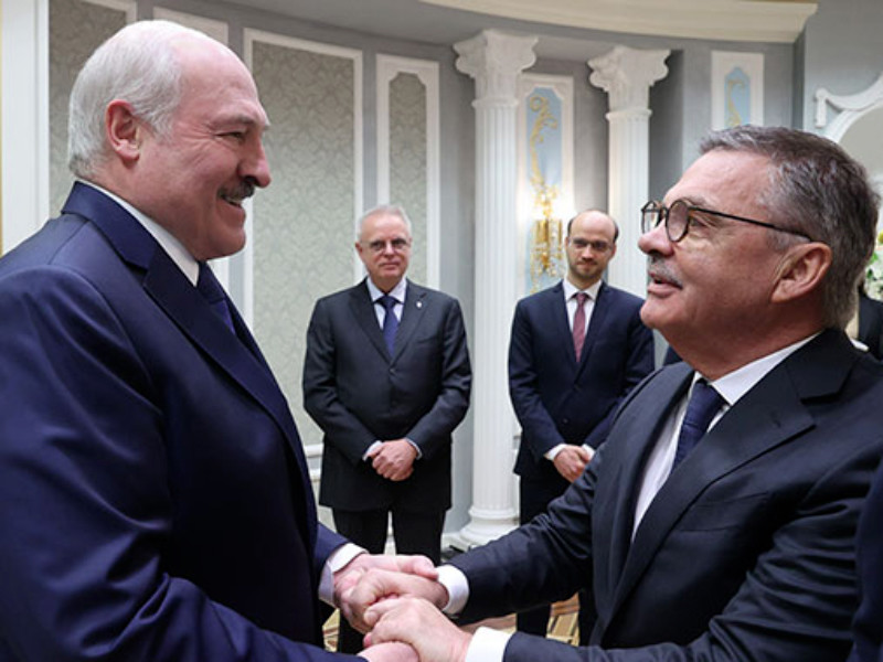 Бессменный президент Белоруссии Александр Лукашенко в ходе личной беседы заверил главу Международной федерации хоккея (IIHF) Рене Фазеля в полной безопасности проведения в Минске чемпионата мира по хоккею 2021 года