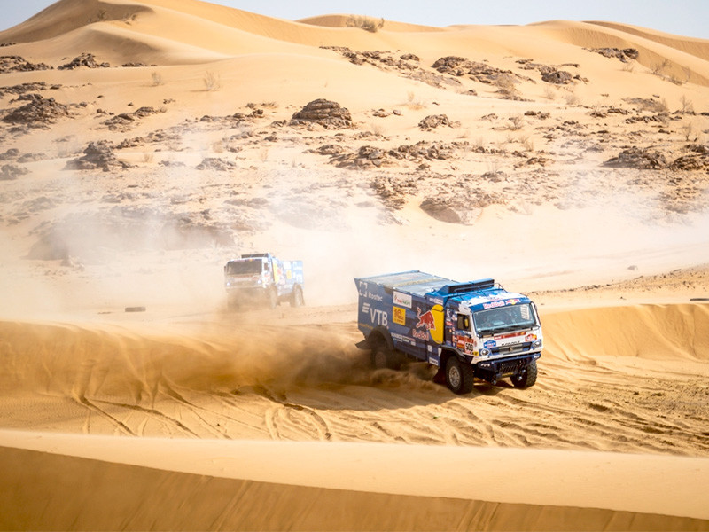 В Саудовской Аравии экипаж команды "КамАЗ-мастер" под управлением Дмитрия Сотникова победил на седьмом этапе ралли-марафона "Дакар" в зачете грузовиков. Его время на спецучастике протяженностью 471 км составило 4 часа 45 минут 52 секунды
