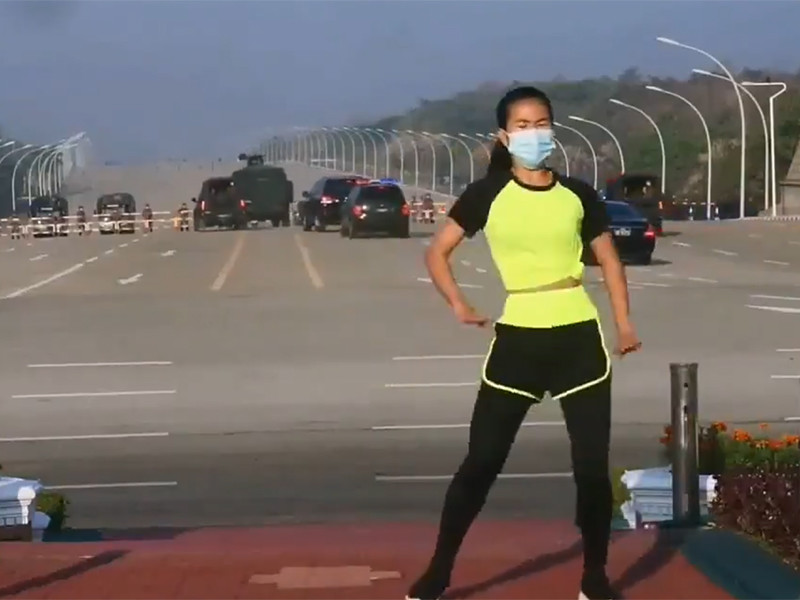 Жительница Мьянмы случайно записала фитнес-видео на фоне военного переворота