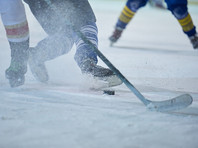 Бригада технических работников, которая восстанавливала качество льда на площадке на озере Тахо во время прерывавшегося матча между "Колорадо" и "Вегасом" (3:2), признана первой звездой игрового дня НХЛ, сообщается на официальном сайте лиги

