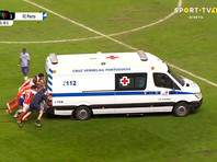 В Португалии футболисты вытолкали с поля застрявшую карету скорой помощи