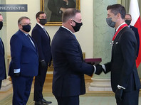 Нападающий сборной Польши по футболу и мюнхенской "Баварии" Роберт Левандовский был удостоен государственной награды - Ордена Возрождения