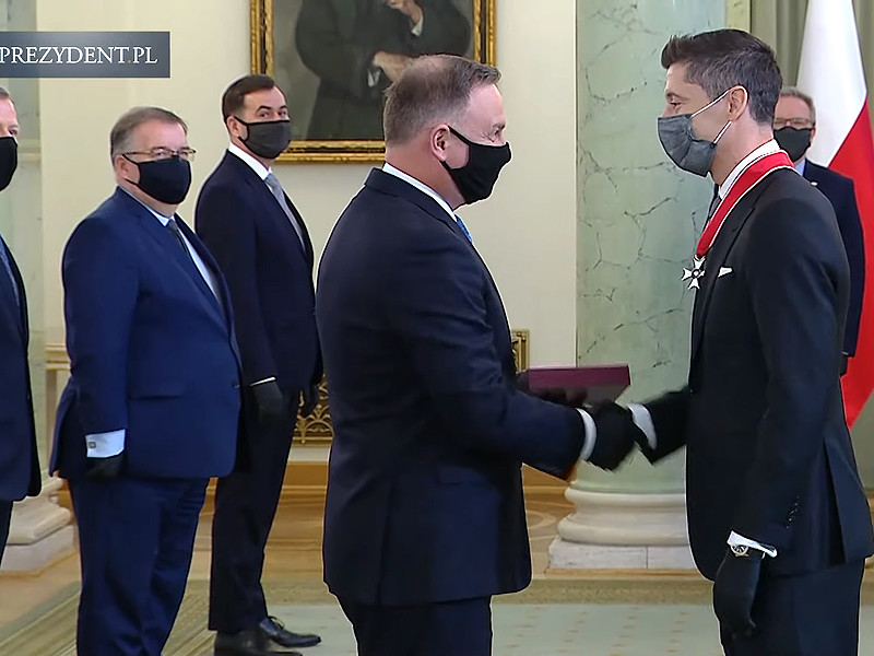 Нападающий сборной Польши по футболу и мюнхенской "Баварии" Роберт Левандовский был удостоен государственной награды - Ордена Возрождения