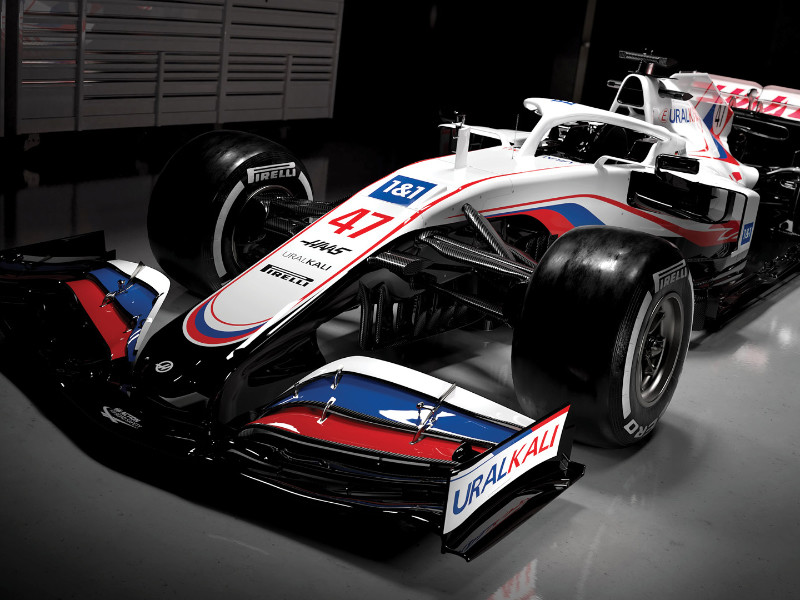  Американская команда "Хаас" представил болид "Формулы-1" в цветах российского флага 	