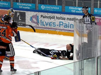 Финский арбитр Юкка-Пекка Койстинен получил серьезную травму после попадания шайбы в лицо в матче чемпионата Финляндии по хоккею между ХПК и "Юкуритом"