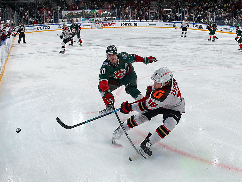 Омский "Авангард" стал вторым финалистом плей-офф Континентальной хоккейной лиги (КХЛ), одолев в овертайме седьмого матча полуфинальной серии казанский "Ак Барс".