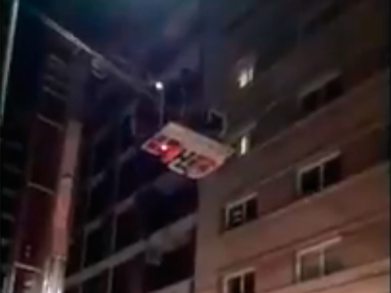 Уругвайский футболист полчаса простоял на карнизе 11-го этажа, спасаясь от пожара