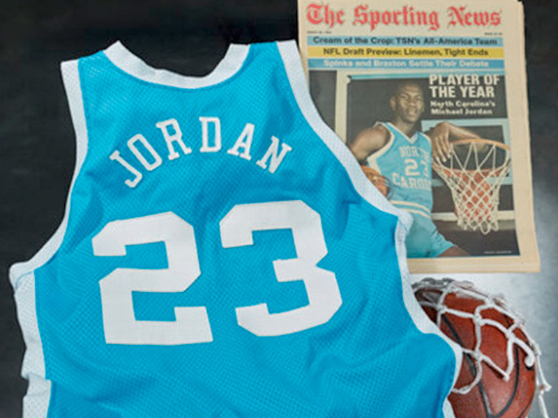 Игровая форма баскетболиста Майкла Джордана, в которой он выступал в сезоне-1982/83 Национальной ассоциации студенческого спорта (NCAA), продана за 1,38 млн долларов

