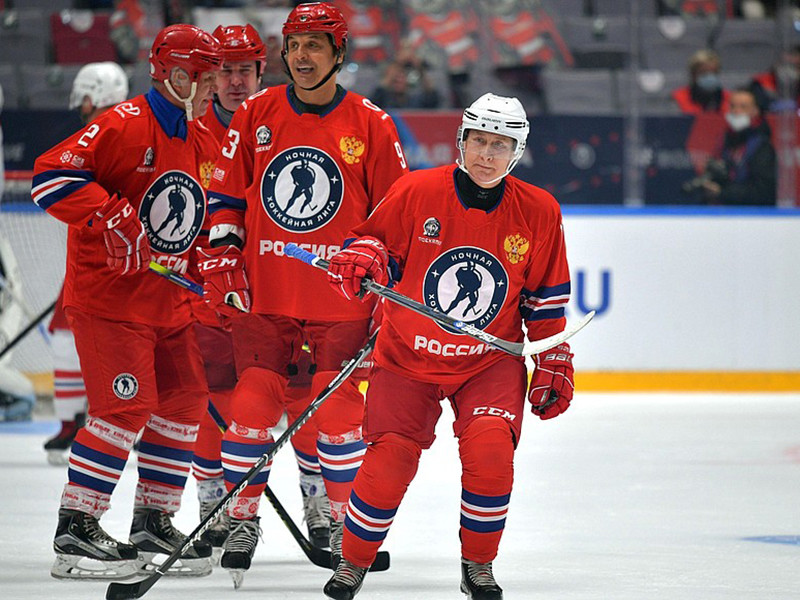 Команда "Легенд хоккея", в составе которой на лед вышел президент РФ Владимир Путин, в понедельник в Сочи победила в гала-матче с сборной Ночной хоккейной лиги (НХЛ)
