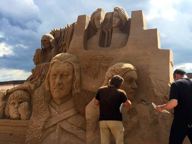 В Петербурге поставили памятники героям "Игры престолов" - из песка