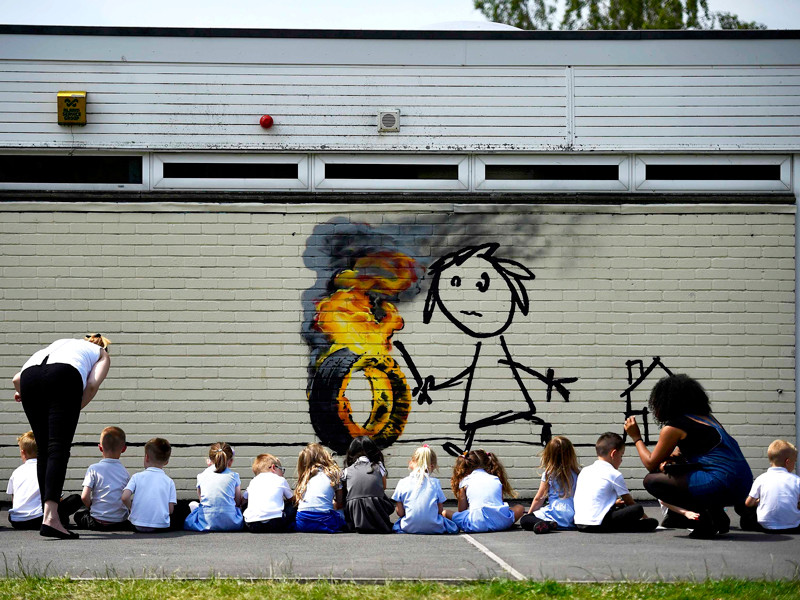 Бэнкси отблагодарил школу в Бристоле, нарисовав граффити на стене