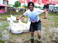 Пробки и грязь по колено: из-за дождя перенесено открытие фестиваля Гластонбери