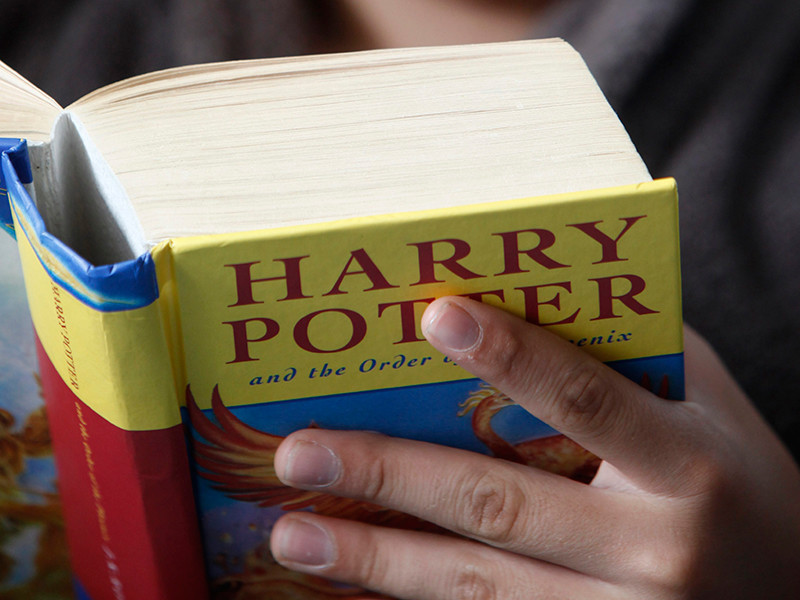 Фанаты Гарри Поттера создали петицию для защиты "Окаянного дитя" от перевода с "Думбльдором" и "Жукпуком"