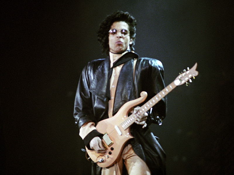 Гитара певца Принца с собственным именем "Желтое облако" продана в США на распродаже памятных вещей музыканта за 135 тысячи долларов. Именно с этой гитарой поп-звезду видели на большинстве концертов