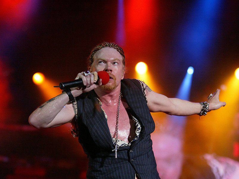 Музыкантов легендарной рок-группы Guns N' Roses, которые в настоящее время находятся в турне по Северной Америке, задержали на въезде в Канаду по подозрению в попытке провезти оружие