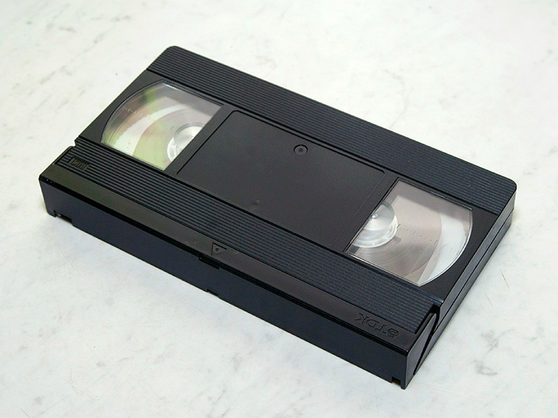 Японская компания Funai Electric, которая в последнее время оставалась последним в мире производителем видеомагнитофонов для кассет формата VHS, останавливает конвейер в июле 2016 года