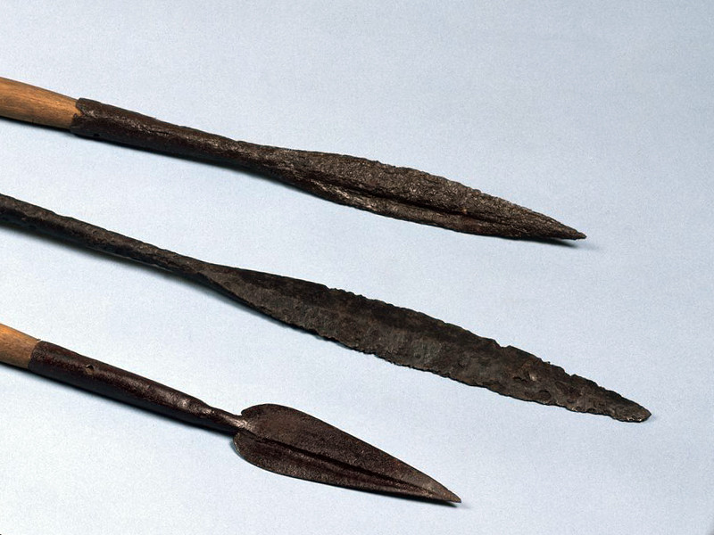 В сообщении ведомства говорится, что в музее, расположенном в селе Новый Некоуз, "выявлено 13 предметов, числящихся в книгах поступления как предметы вооружения (наконечники копий, ножи)"