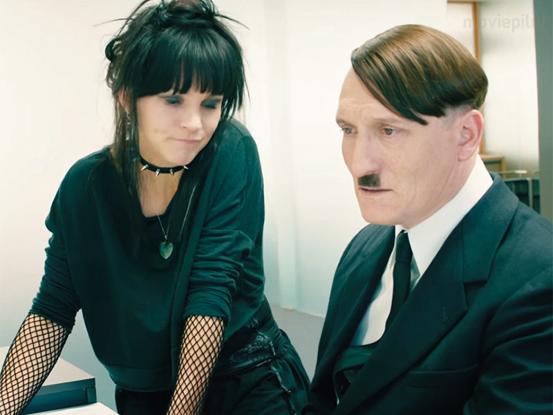 Комедия "Смотрите, кто вернулся" о возвращении Гитлера и его приключениях в современной Германии вошла в шорт-лист лент, которым будет доверено представлять ФРГ на премии "Оскар" в следующем году