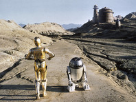Бейкер, чей рост составлял 112 см, начал свою актерскую карьеру с эпизодических ролей в 1960 году, напоминает ТАСС. Широкий успех пришел к нему после исполнения роли R2-D2 в фильме Джорджа Лукаса "Звездные войны. Эпизод IV: Новая надежда" (1977 год)