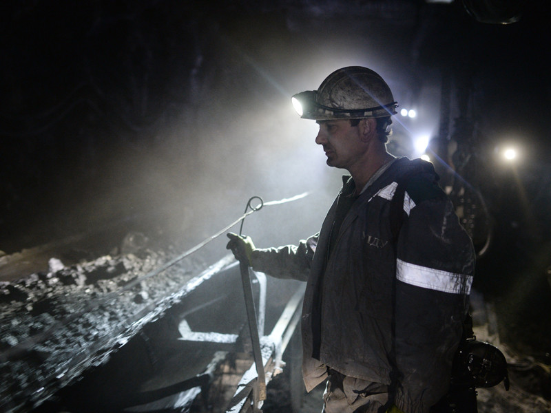 Кемеровский учитель ко Дню шахтера вырезал из бумаги гигантские картины о добыче угля