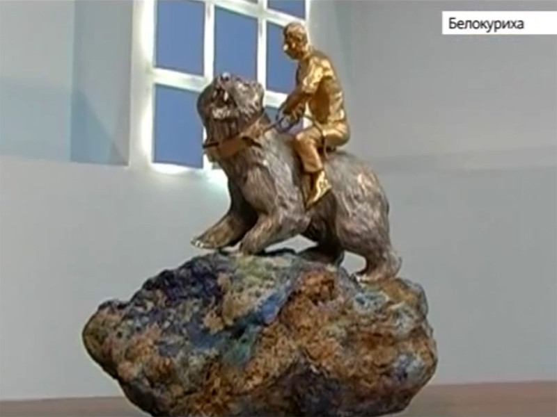 Алтайский скульптор подарил Путину его золотую статуэтку верхом на серебряном медведе