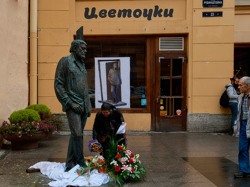 "Очень знаковое событие": в Санкт-Петербурге открыли памятник писателю Сергею Довлатову
