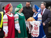 Сигала у трапа в аэропорту Южно-Сахалинска встретили девушки в национальных русских костюмах и с караваем с красной икрой
