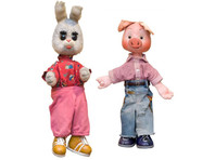 Две куклы, одетые по моде 1990-х годов, вошли в состав лотов на торгах русского искусства ХХ века.  Оценочная стоимость Хрюши и Степаши составляла от 3 до 8 тысяч долларов