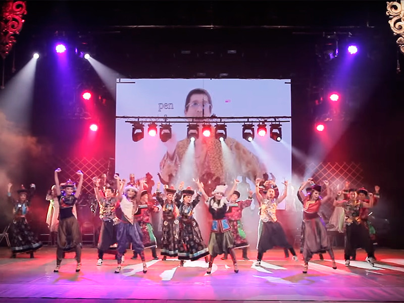 Театр "Байкал" завершил концерт в честь открытия сезона пародией на конкурента Gangnam Style
