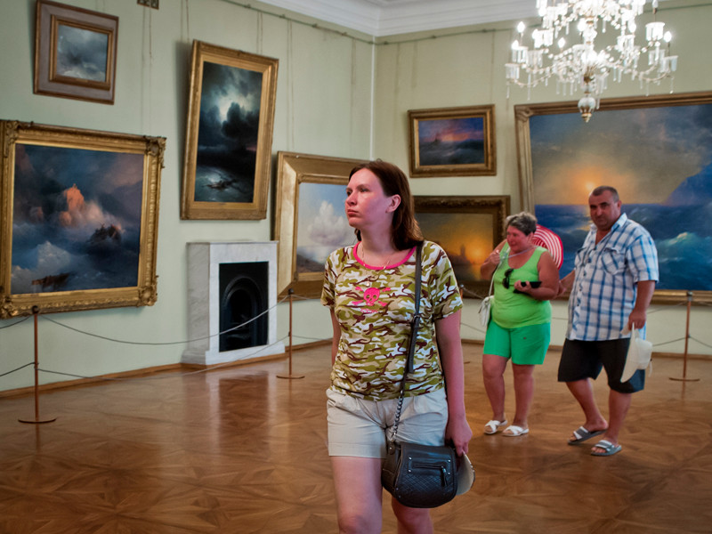 Посетители в картинной галерее им. И.К. Айвазовского в Феодосии, июль 2016 года