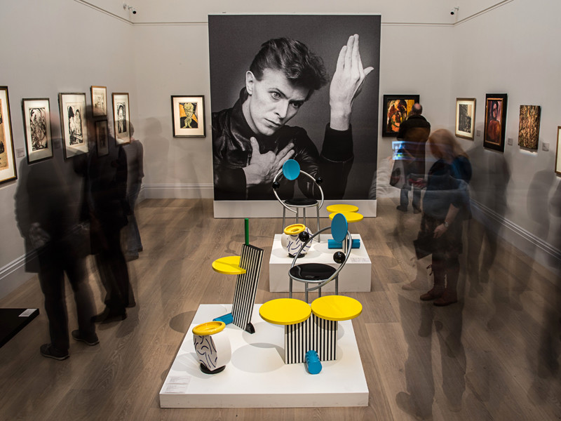 50 предметов из коллекции Боуи в первый день торгов на Sotheby`s ушли за рекордные 30,5 млн долларов