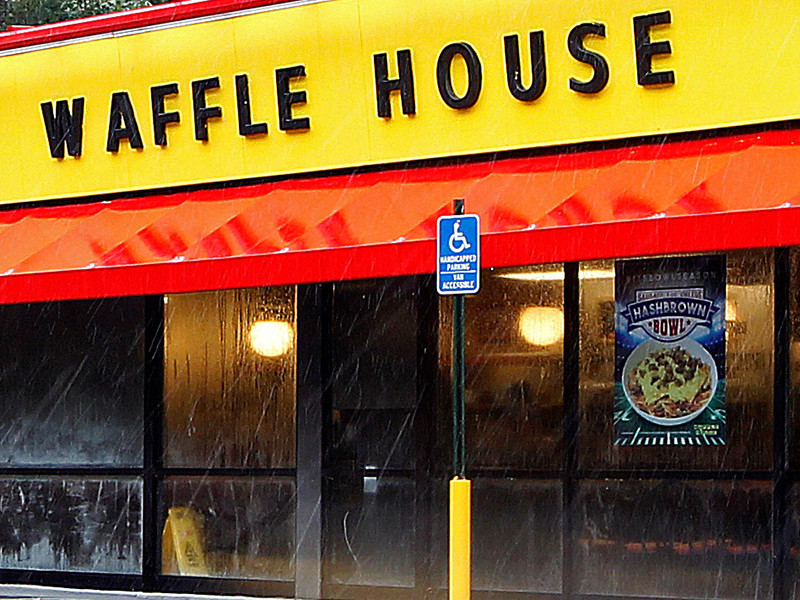 Янг Мази рано утром во вторник, 27 декабря, был обстрелян в заведении Waffle House в Атланте