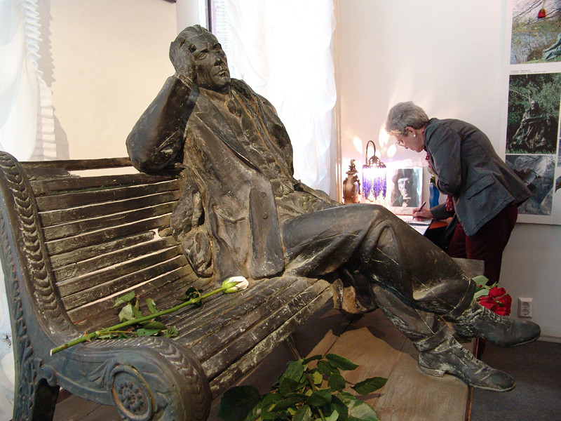 Комиссия по монументальному искусству при Мосгордуме в четверг, 8 декабря, определила место для будущего памятника Михаилу Булгакову, 125-летие которого отмечается в нынешнем году