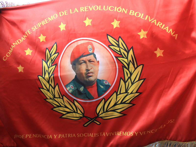 Убежденные критики Уго Чавеса запустили в Латинской Америке трансляцию сериала "Эль команданте" о его жизни