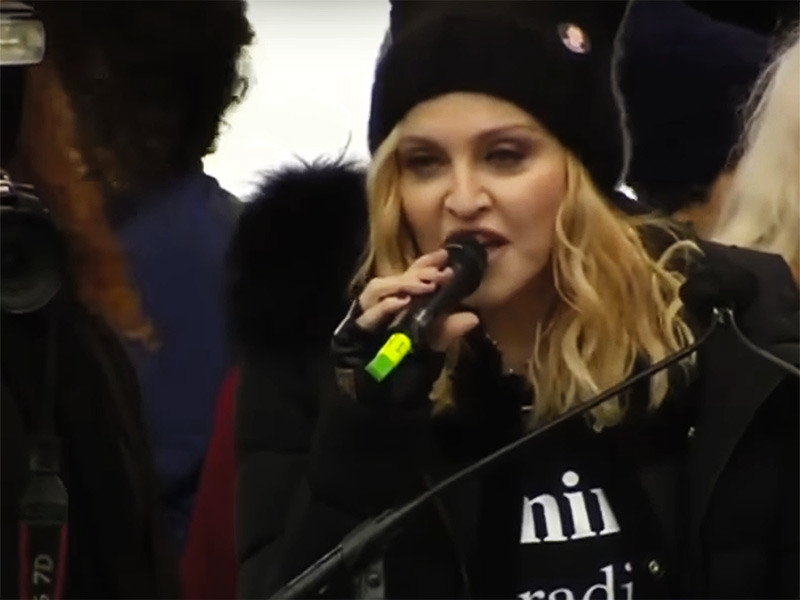 Американская певица Мадонна объяснила свои слова на "Марше женщин", который состоялся в минувшую субботу в Вашингтоне. Как сообщалось, артистка заявила, что "возмущена" инаугурацией президента США Дональда Трампа. Она также сообщила, что думала о том, чтобы "взорвать Белый дом". В речи Мадонны прозвучали и нецензурные слова