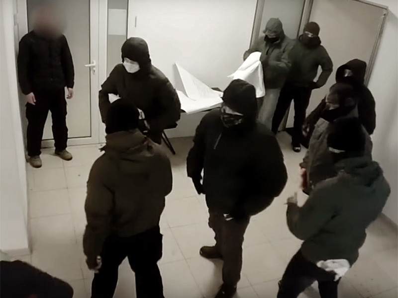 В Киеве неизвестные напали на выставку художника Давида Чичкана, посвященную Евромайдану, которая проходила в Центре визуальной культуры. Несколько человек в масках ворвались в здание, избили охранника и испортили экспонаты