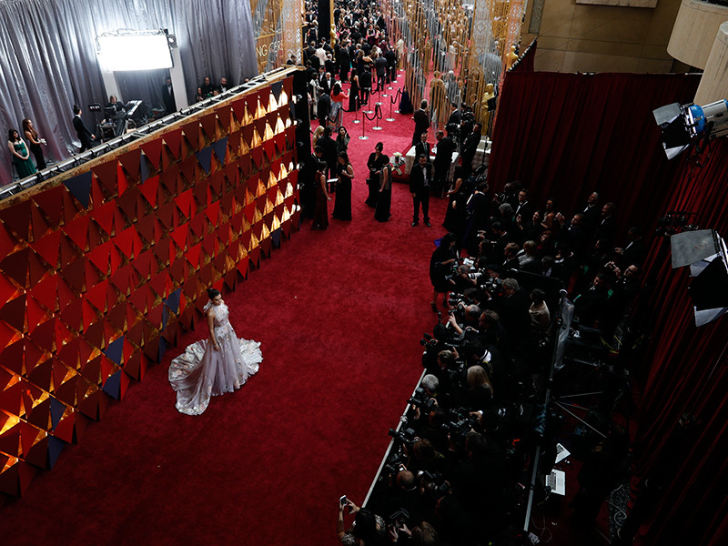 Звезды кино прибывают в театр "Долби", где вскоре начнется церемония вручения премии "Оскар"