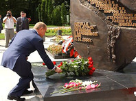 Возложение цветов к памятнику морякам атомной подводной лодки "Курск", август 2003 года