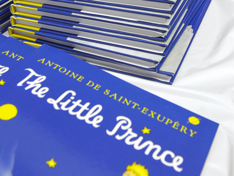 Самое знаменитое произведение Антуана де Сент-Экзюпери, "Маленький принц", стало самой переводимой книгой в мире после Библии и Корана. Повесть-сказку перевели на трехсотый по счету язык