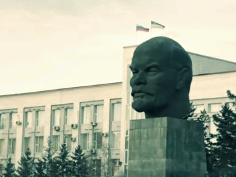 В первом трейлере БДСМ-драмы "Бурятский жеребец" Ленин с прищуром глядит на главных героев