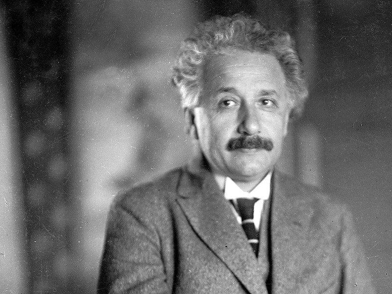 В ожидании предстоящей премьеры первого сериала-антологии телеканала National Geographic о жизни знаменитого физика Альберта Эйнштейна "Гений", состоящего из 10 эпизодов, издание IndieWire публикует отрывок из одной из серий