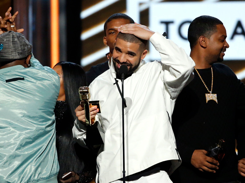 Триумфатором премии журнала Billboard стал рэпер Дрейк, получивший 13 наград